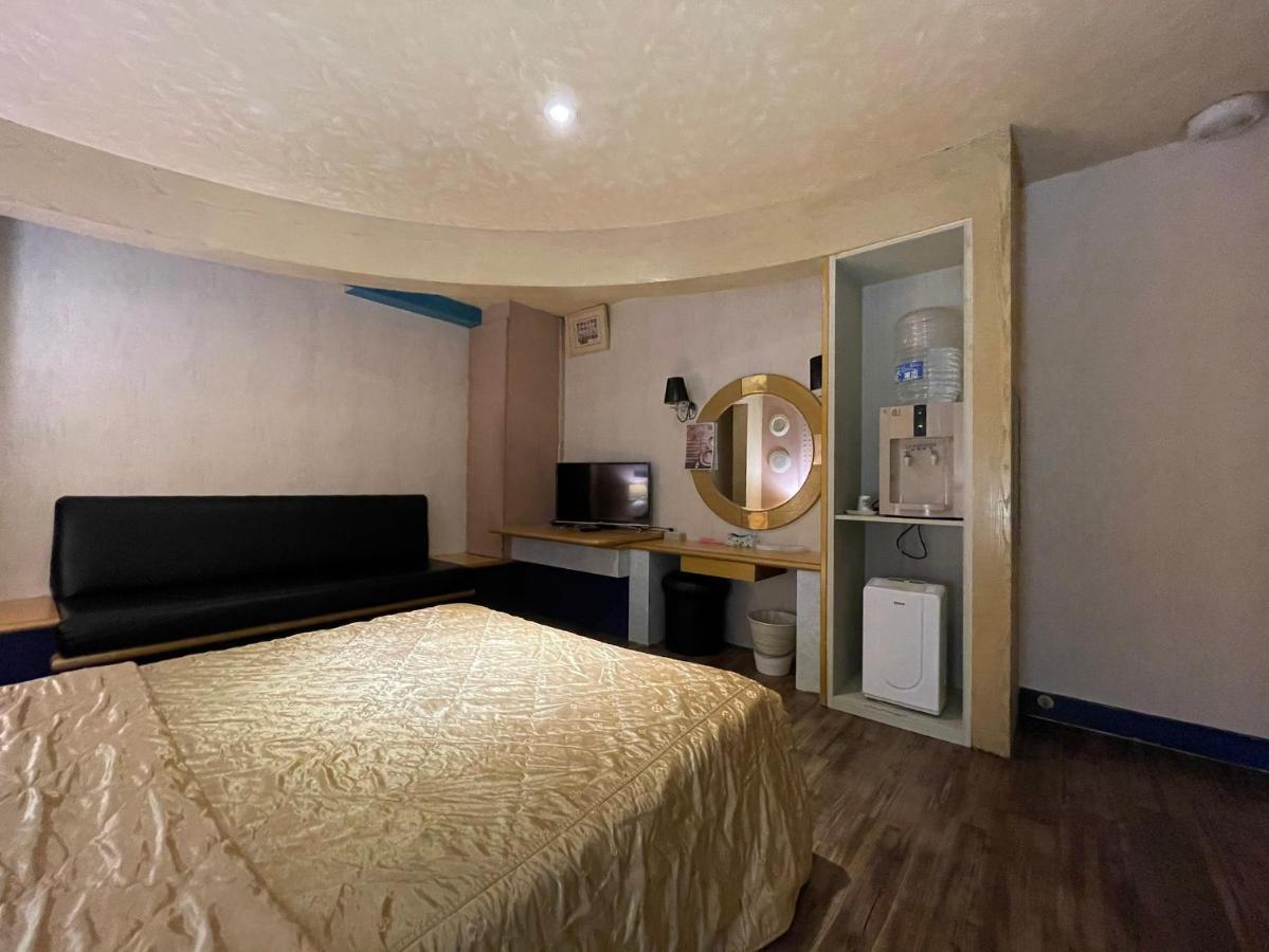 Hotel 溫情自助旅店 Taoyuan Esterno foto
